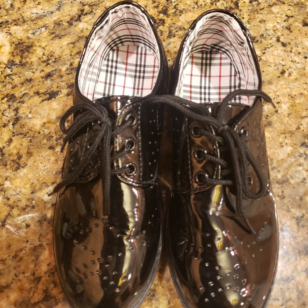 Boys size 2 patent leather dress shoes